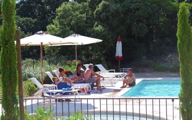 Modern Villa in Saumane-de-Vaucluse with Swimming Pool