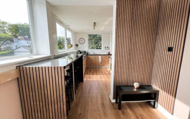 A Spacious Flat with Character - Private Car Space