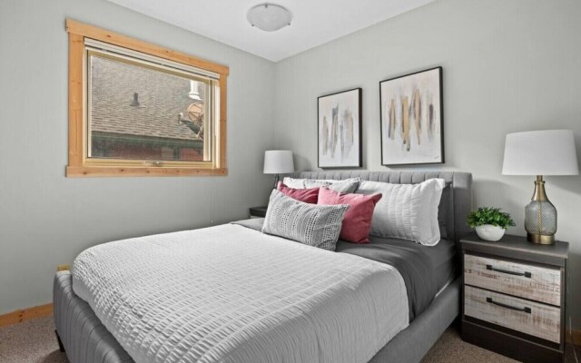 SPACIOUS 3,000 sq2 Luxury Home | PRIVATE Pool & Hot Tub | STEPS to Kinsmen Beach