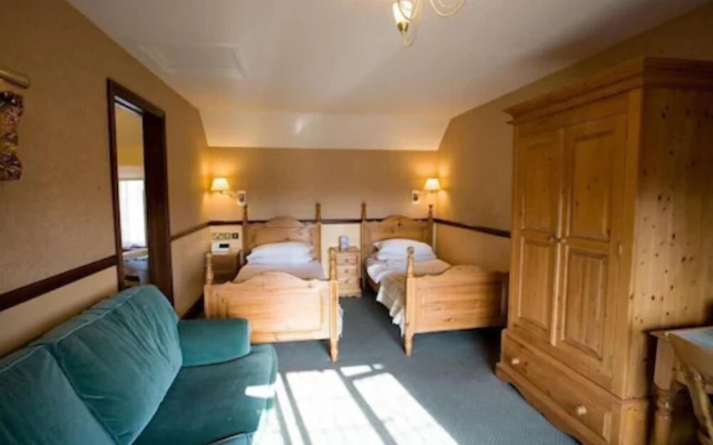 Crown & Cushion Hotel