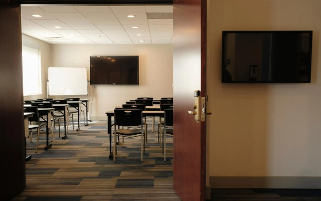 Holiday Inn Express & Suites Davis - University Area by IHG