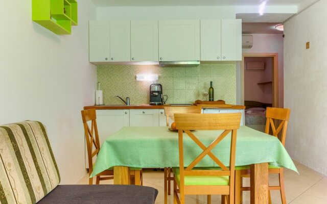2-bdr apt With Shared Garden, 3 min Walk to Beach