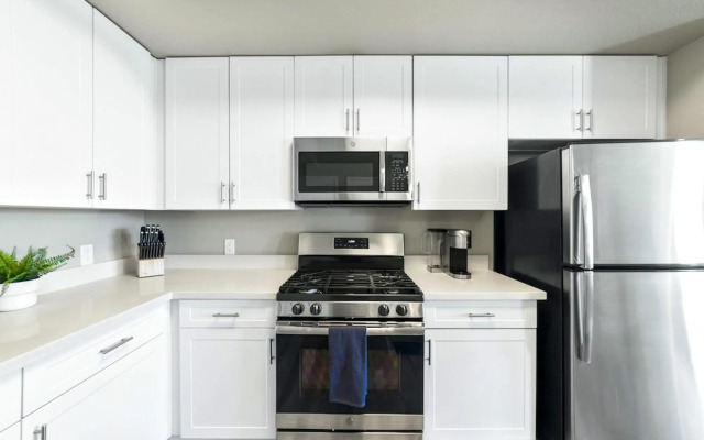 Chic Apt w Jacuzzi Pool BBQ Mountain Views