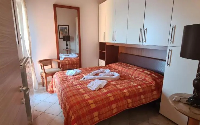 Residence Sirene alloggio Paola con vista lago e piscina comune