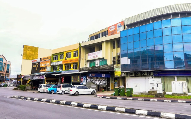 OYO 44017 L & C Premium Stay