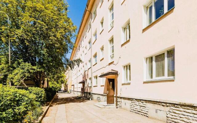 Sunny apartment, 7 min with tram to the Old Town