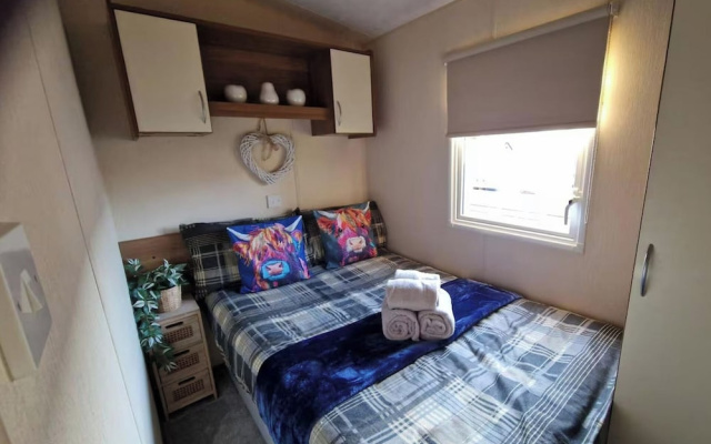 Cabin- Sleeps 8- Hot Tub, Free Parking, Wifi, Pets