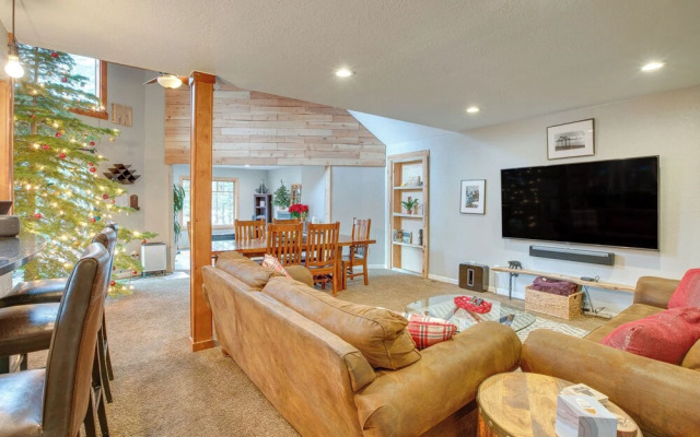 Idyllic Tahoe Home: 1 Mi to Heavenly Ski Resort!