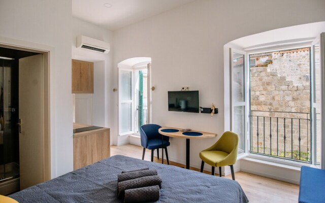 Art Deco City Walls Studios by DuHomes