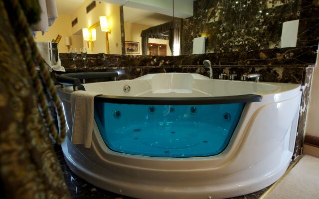 Adams Beach Hotel & Spa