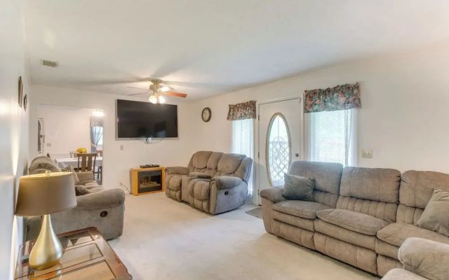 Cozy Waycross House w/ Yard & Screened Patio!
