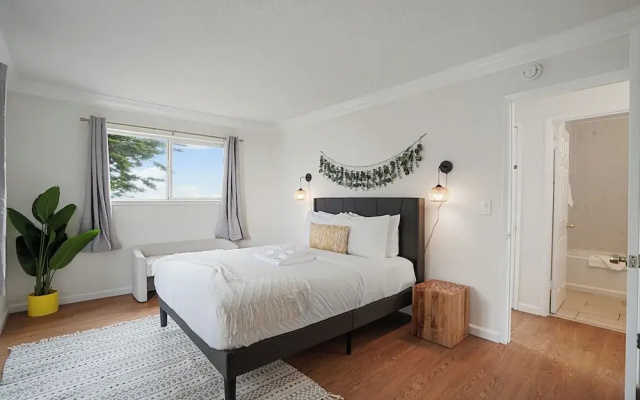 Tranquil 2BR with Coastal Mountain Views