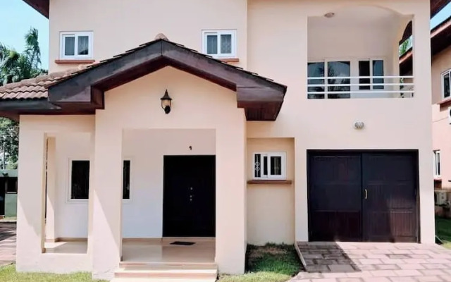 Stylish 3 Bedroom House Near Airport & Marina Mall