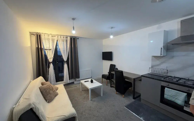 2 Bedroom Luxury Apartment With Balcony