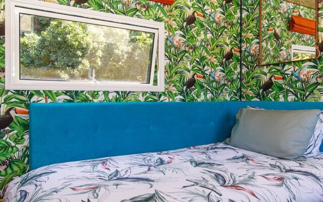 The Showman s Carriage King Bed Close to Beach