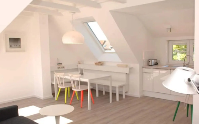 House Flora, Golden Knoepke