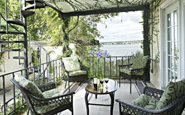 Lakehouse Bed and Breakfast