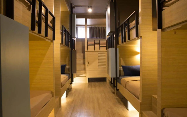 Bed Box Khaosarn Hostel