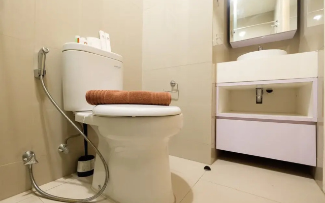 Homey Studio Room Tree Park Apartment near BSD City By Travelio