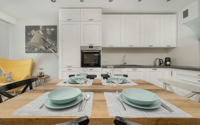 Modern Apartment Terrace by Renters