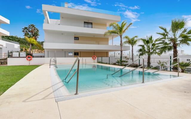 Roli in Estepona with 2 bedrooms and 2 bathrooms