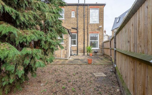 Spacious 4 Bedroom House Close to Tooting Station