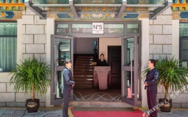 Xana Hotelle (Jokhang Temple at Potala Palace in Lhasa)