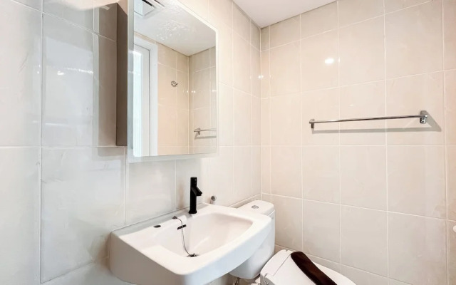 Modern Living Studio Room Apartment M-Town Residence