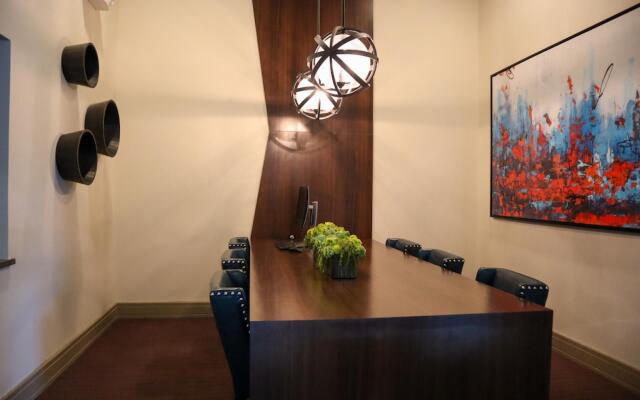 Modern 2BR Apartment Downtown Location