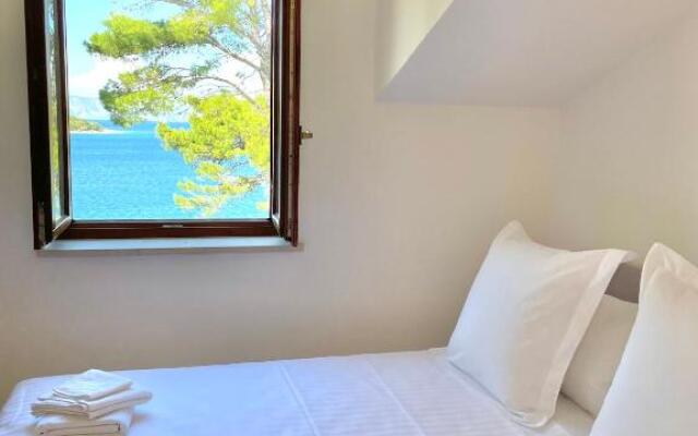 @Hvar Island Seaside Villa (1st row at seaside)