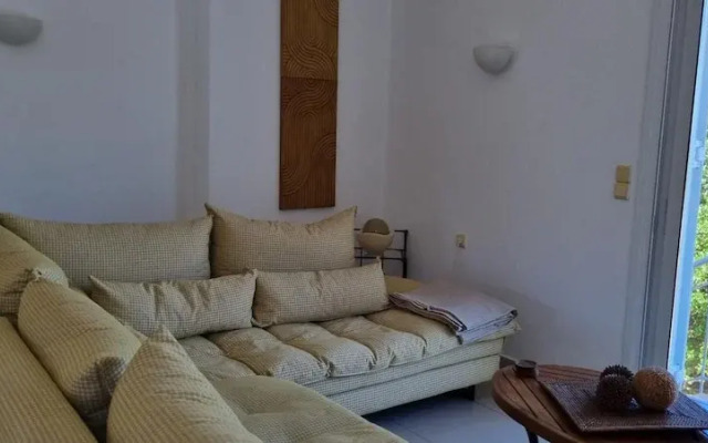 Plaka-sleeps4-parking-pool-hottub-seaviews
