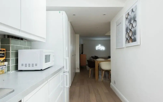 The Navy Court - Scandinavian Inspired 4Bdr Central Home
