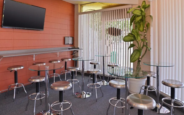 Maverick Motel