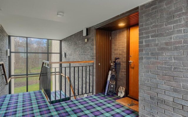 Tasteful top Floor Apartment Next to Gleneagles
