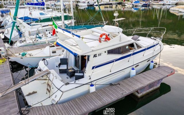 Lullaby boat&breakfast