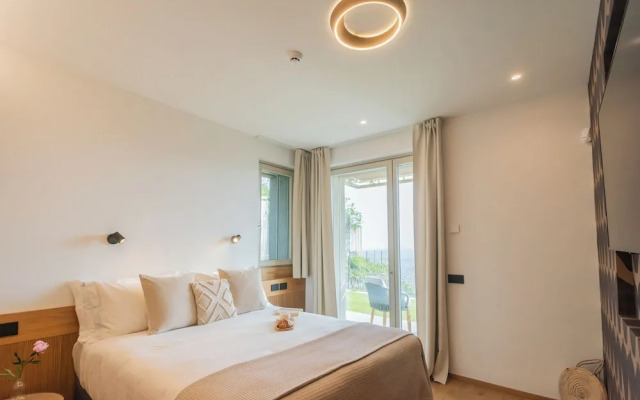 Pureview Luxury Suites, with breakfast & pool