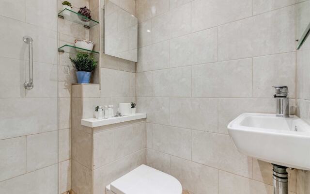 Stylish Chiswick Park Apartment