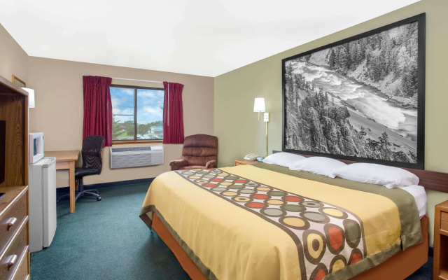 Super 8 by Wyndham Antigo