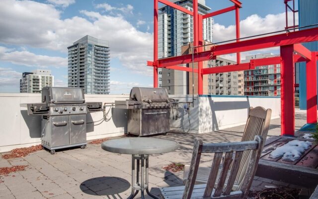 Penthouse Loft w Prking Rooftop Patio BBQ Coffee