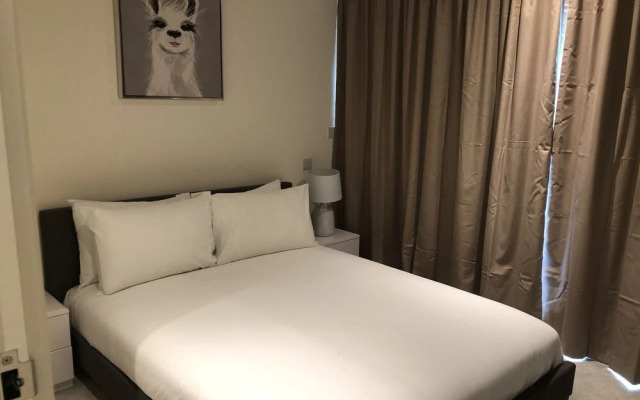 Thames View 2 Bed Apartment With Balcony