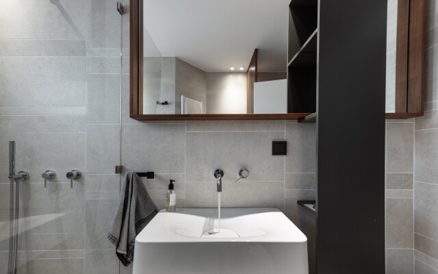 Grey and White 2BD Apartment 132m2 Free Parking
