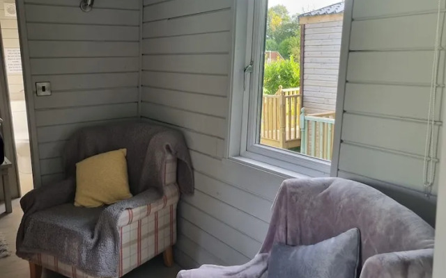 Glamping Hut - Riverside 6