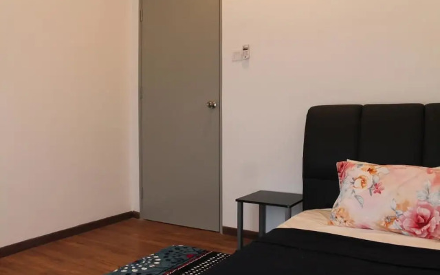 Cozy Crib at 7 Tree Seven Residence