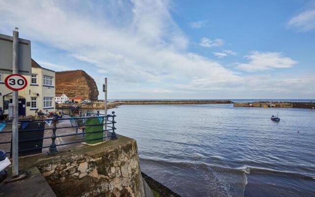 Host Stay Toffee Crackle House