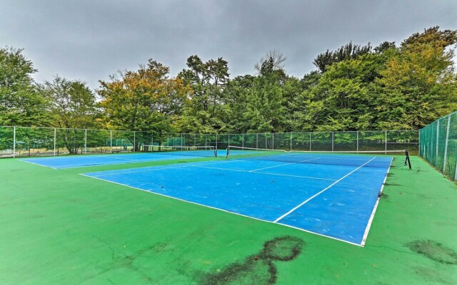 Pet-friendly Tobyhanna Retreat w/ Deck & Playset!