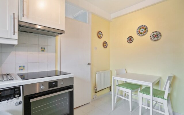 Spacious 3 Bed Flat W/communal Garden in Euston