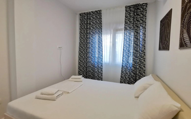 Apartments LORA Zmajeva, 7