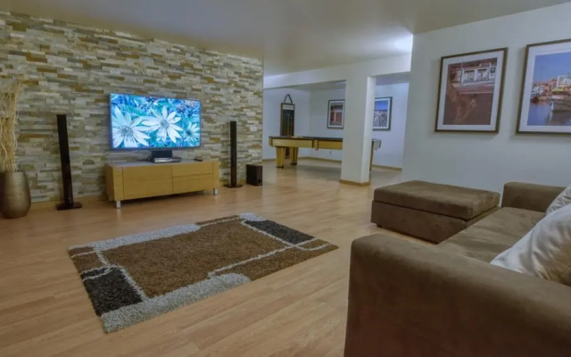 8-bed Villa in Vilamoura-sleeps-playground-pool