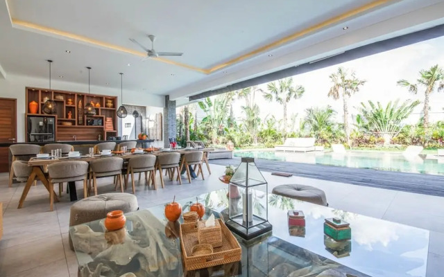 Villa 15 Stunning 6 BR Villa 400m to Beach