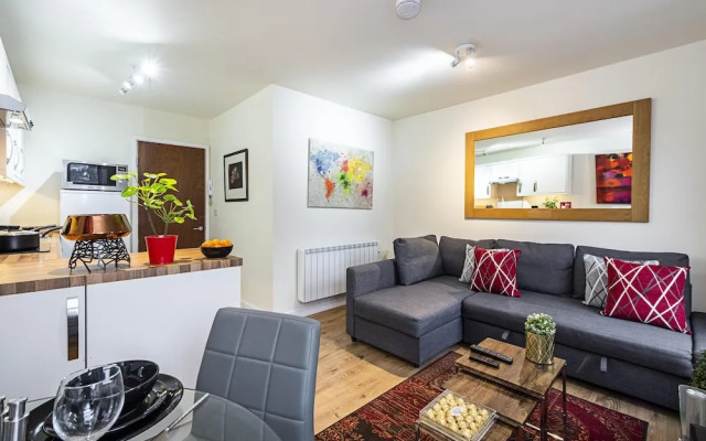 Incredible Light Filled Studio Apartment + Free Parking Sleeps 4